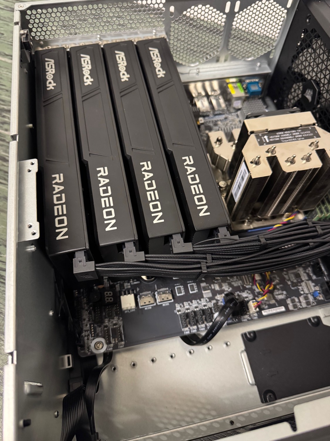 Interno del K8 maxi: le schede grafiche in fila accanto al processore EPYC