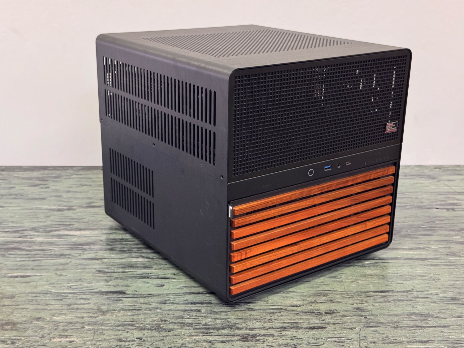 Il K8 maxi in versione desktop, con le lamelle in legno sul frontale