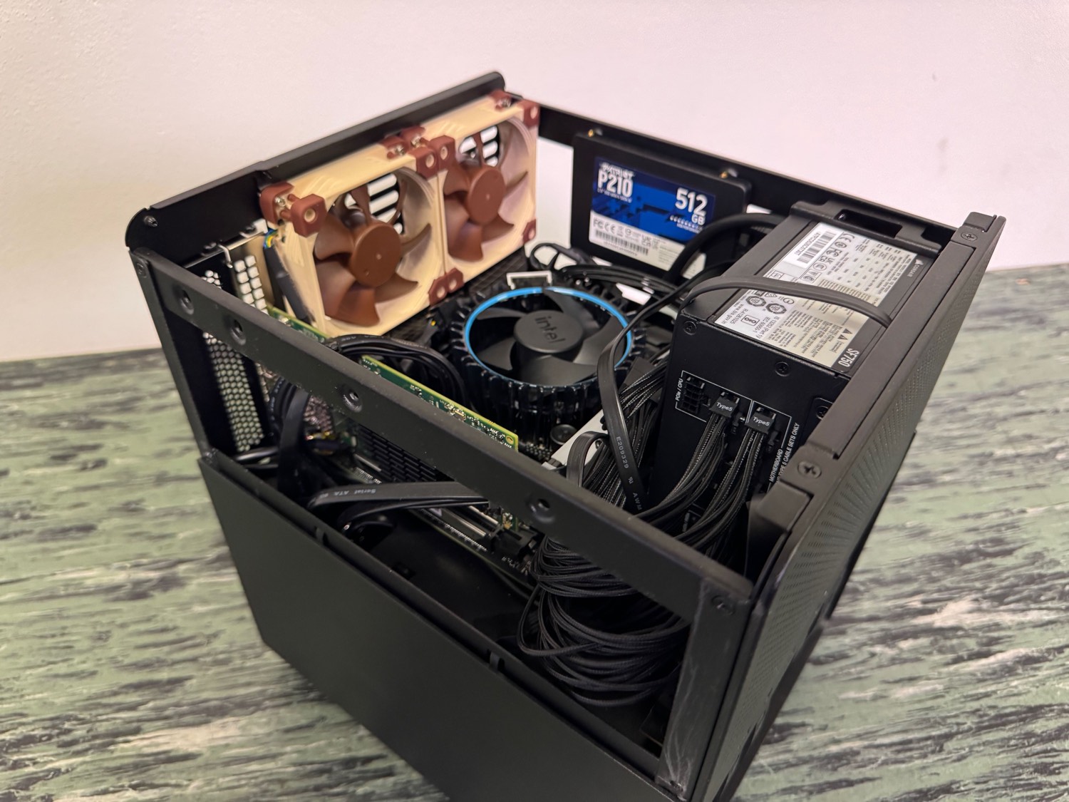 Interno del K8 mini: scheda mini-ITX, disco di avvio e alimentatore compatto