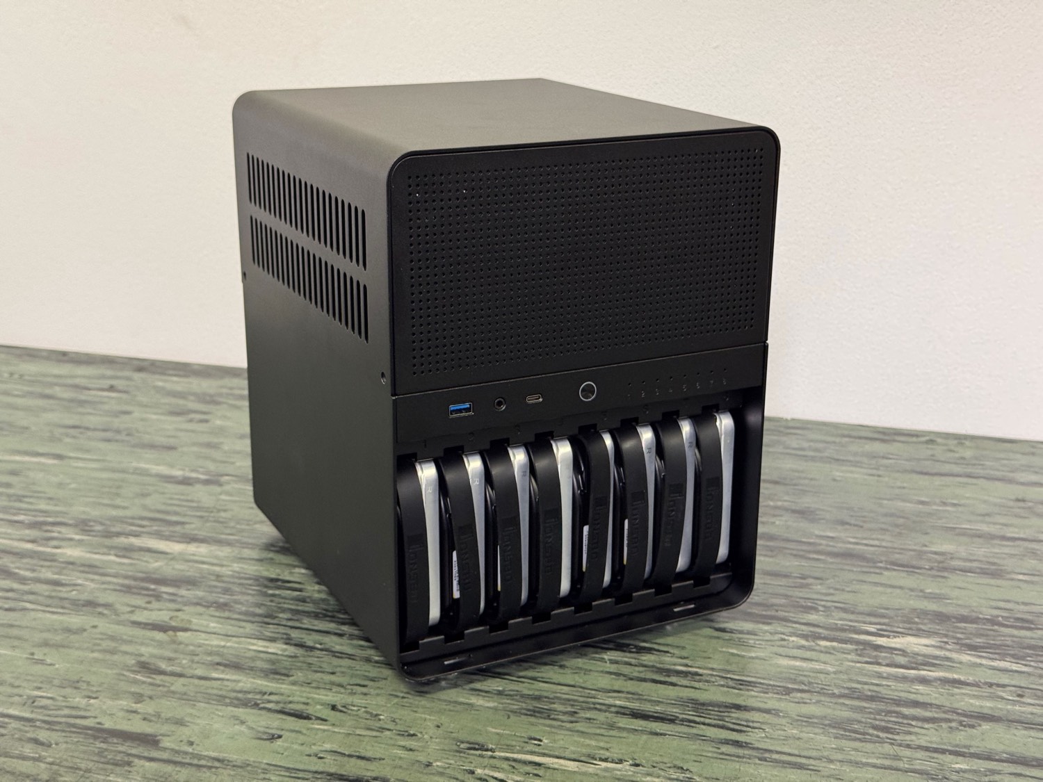 Il K8 mini, con gli otto alloggiamenti per i dischi sul davanti
