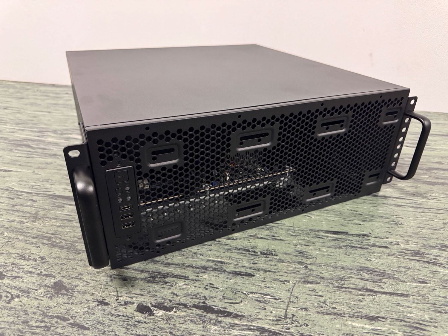 Il K8 maxi in versione rack, con le maniglie e le alette da armadio